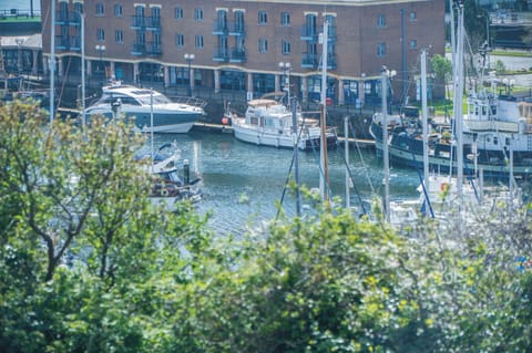 32-inch Smart TV with cable channels, heated floors