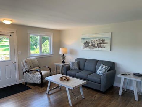 Basic Suite | Living area
