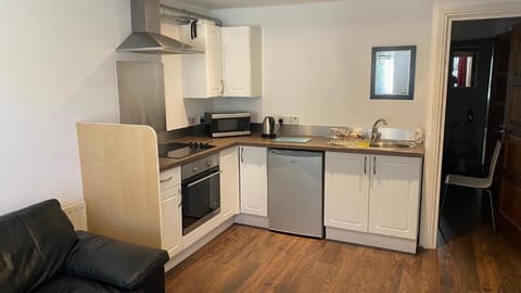 City Apartment | Private kitchen | Full-size fridge, microwave, oven, stovetop