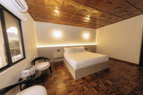 Deluxe Room, 1 King Bed | Premium bedding, down comforters, in-room safe, free WiFi