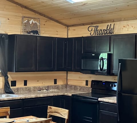 Cabin, 2 Queen Beds, Lanai, Mountain View | Private kitchen | Coffee/tea maker