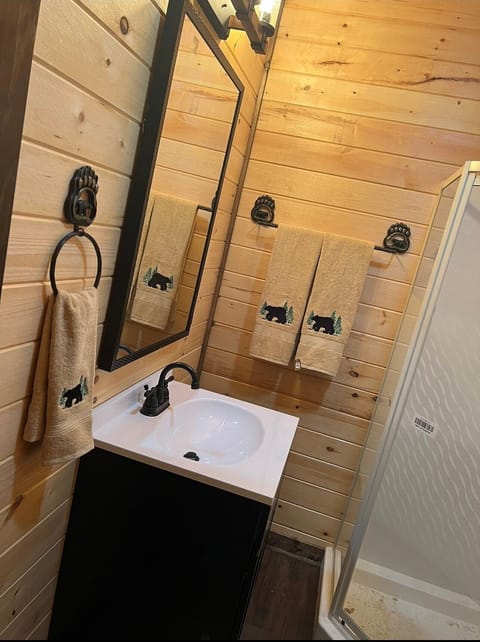 Cabin, 2 Queen Beds, Lanai, Mountain View | Bathroom | Towels, toilet paper