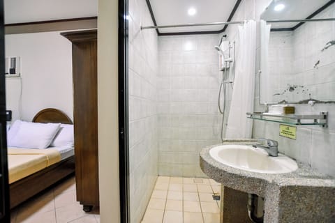 Family Room | Bathroom | Shower, free toiletries, slippers, bidet