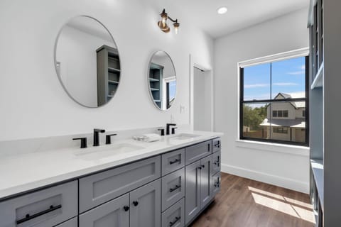Bathroom with access to the Bunkroom and Bedroom 2