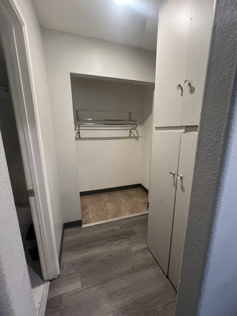 Deluxe Single Room, 1 King Bed, Private Bathroom | Interior