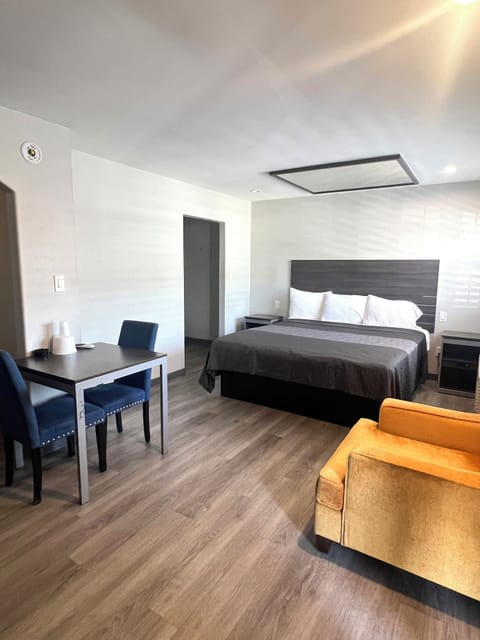 Deluxe Single Room, 1 King Bed, Private Bathroom | Living area