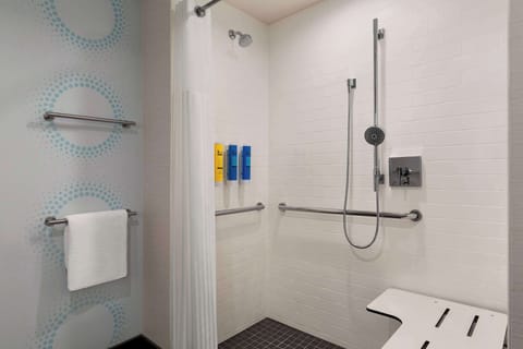 Room, 1 King Bed, Accessible (Roll-In Shower) | Bathroom | Towels