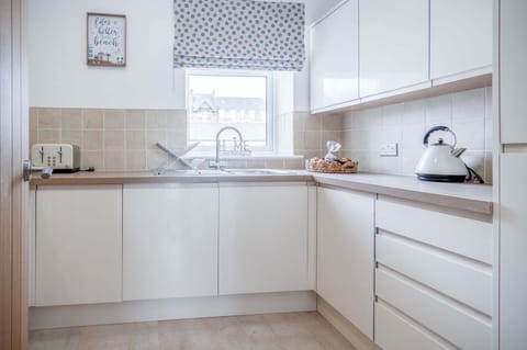 Beach Haven Hideout - 2 Bedroom - Milford Haven (20882)