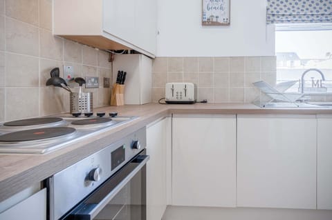 Beach Haven Hideout - 2 Bedroom - Milford Haven (20880)