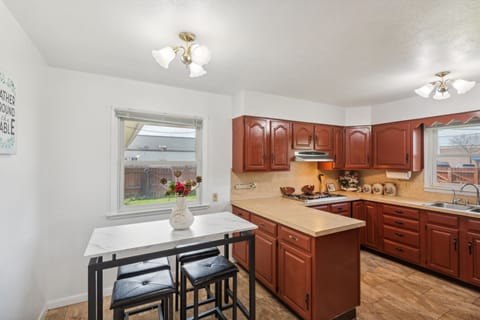 Indoors, Kitchen, Sink, Sink Faucet, Lamp