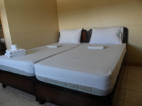 Standard Twin Room | Desk, bed sheets