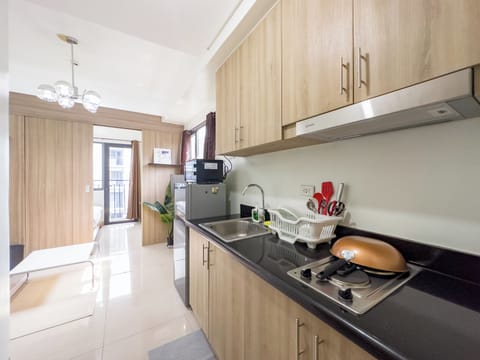 Gallery Condo, 1 Queen Bed with Sofa bed, Kitchen | Private kitchen | Fridge, microwave, stovetop, electric kettle