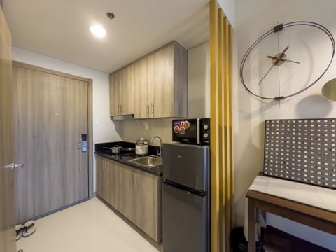 Luxury Condo, 1 Queen Bed with Sofa bed, Balcony, City View | Private kitchen | Fridge, microwave, stovetop, electric kettle