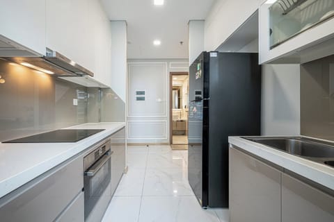 Presidential Suite, 2 Bedrooms, Business Lounge Access, City View | Private kitchen | Fridge, microwave, oven, stovetop