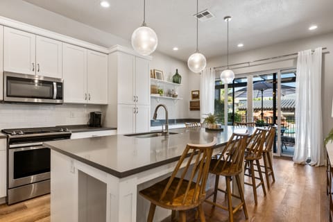 Townhome, 5 Bedrooms | Private kitchen | Fridge, oven, coffee/tea maker, toaster