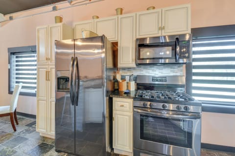 Apartment (3 Bedrooms) | Private kitchen | Microwave, oven, stovetop, dishwasher