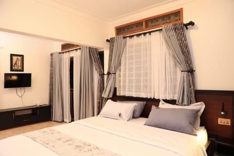 Deluxe Double Room | In-room safe, blackout drapes, free WiFi