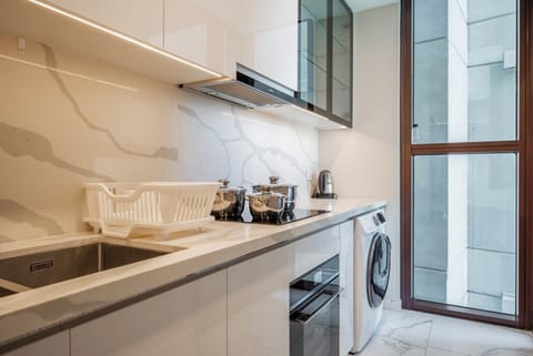 Premium Suite, 2 Bedrooms, Pool Access, City View | Private kitchen | Fridge, microwave, oven, stovetop