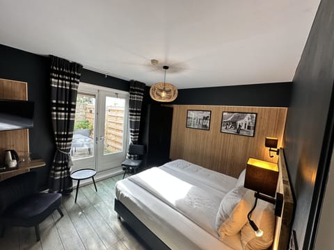 Deluxe Double Room, Private Bathroom, Garden View | Room amenity