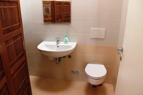 Deluxe Double Room, 1 Bedroom, Balcony, Garden View | Bathroom | Shower, free toiletries, hair dryer, towels