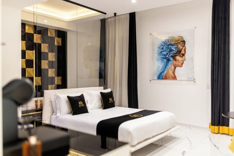 Deluxe Suite, 1 Queen Bed, Non Smoking, Jetted Tub for a fee | Premium bedding, pillowtop beds, free minibar items