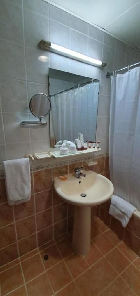 Combined shower/tub, bidet, towels