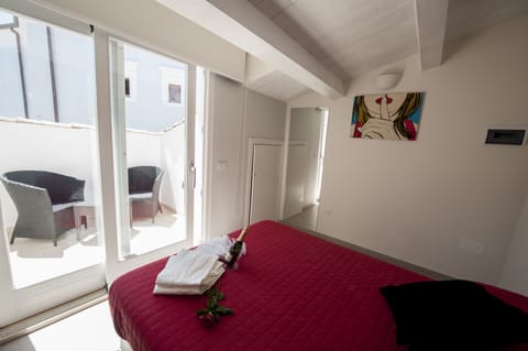 Double Room | Minibar, in-room safe, individually furnished, soundproofing