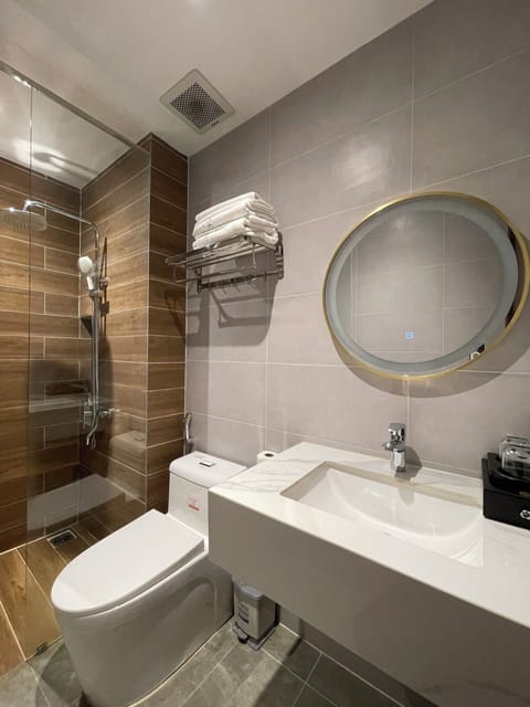 Deluxe Double Room, 2 Bedrooms, City View | Bathroom | Shower, hydromassage showerhead, free toiletries, hair dryer