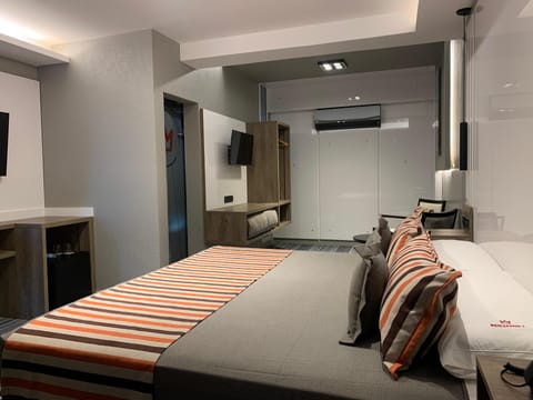 Suite | Premium bedding, down comforters, pillowtop beds, minibar