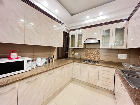 Superior Apartment | Private kitchen | Fridge, microwave