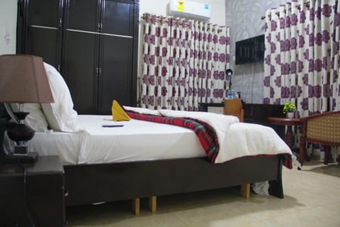 Executive Room, 1 Queen Bed, Accessible, Private Bathroom | In-room safe, free WiFi