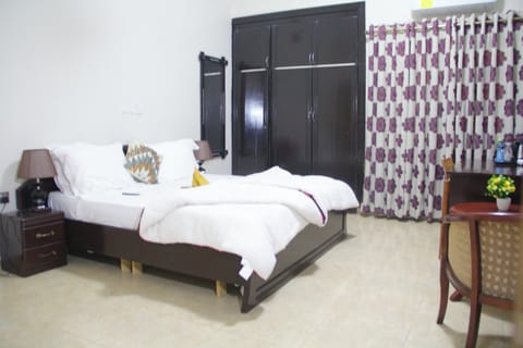 Executive Room, 1 Queen Bed, Accessible, Private Bathroom | In-room safe, free WiFi