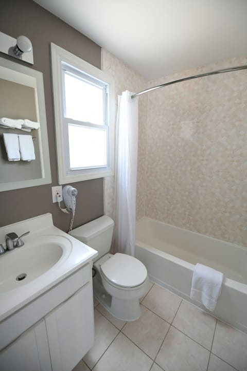 Waterview Twins | Bathroom | Combined shower/tub, free toiletries, hair dryer, towels