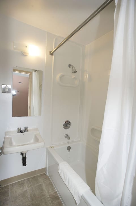 Single Room with Shared Bathroom (Arts & Science) | Bathroom | Combined shower/tub, free toiletries, hair dryer, towels