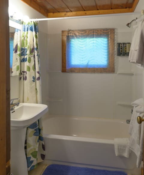 Family Suite (2 BR) | Bathroom | Towels