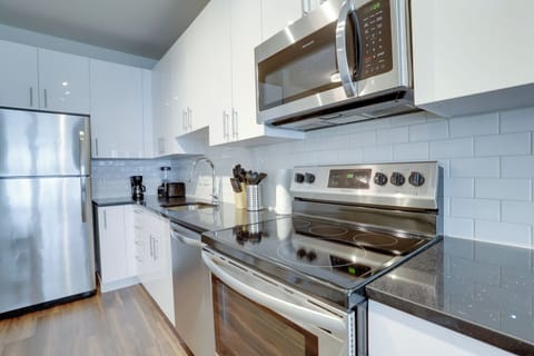 Business Apartment | Private kitchen | Fridge, microwave, oven, dishwasher