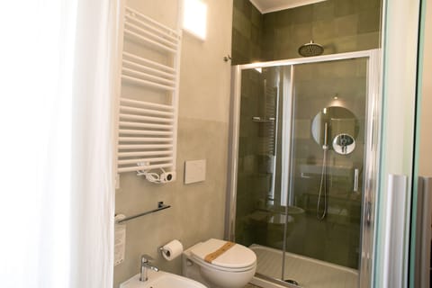 Design Double Room, Private Bathroom | Bathroom | Shower, rainfall showerhead, free toiletries, hair dryer