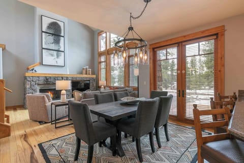 Signature Cottage, 2 Bedrooms, Kitchen, Mountainside | Dining room
