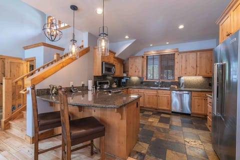 Signature Cottage, 3 Bedrooms, Kitchen, Mountain View | Private kitchen | Full-size fridge, microwave, oven, stovetop