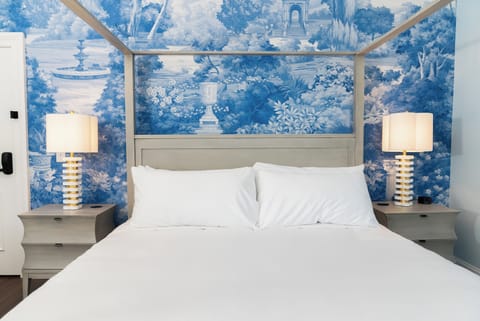 Gallery Suite | Egyptian cotton sheets, premium bedding, memory foam beds, in-room safe