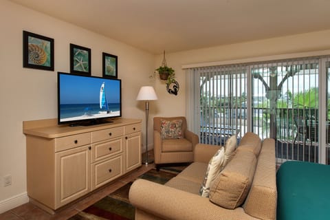 Studio (Royal Palm) | Living area | Flat-screen TV
