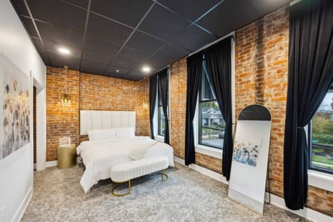 Located on 2nd floor - Bedroom - King Tempur-Pedic - Adjoining with Entertainment Suite