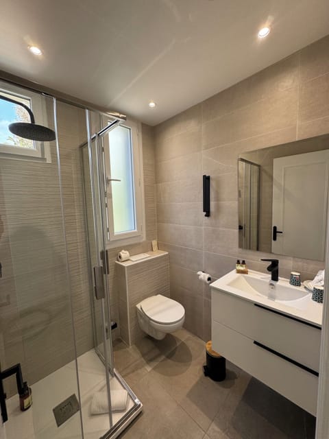 Classic Double Room, Hill View | Bathroom | Shower, hair dryer, towels