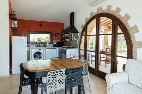 Villa, 2 Queen Beds, Lake View | Private kitchen