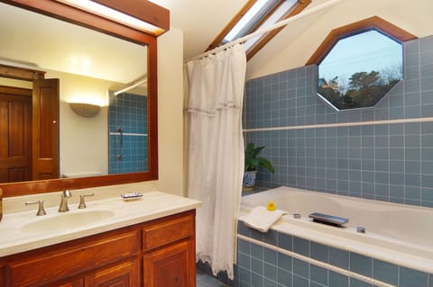 Standard Room, 1 Queen Bed (Monet) | Bathroom | Free toiletries, hair dryer, towels