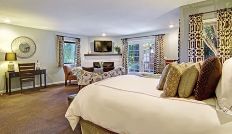 Standard Room, 1 Queen Bed (Artists Retreat) | 1 bedroom, hypo-allergenic bedding, pillowtop beds