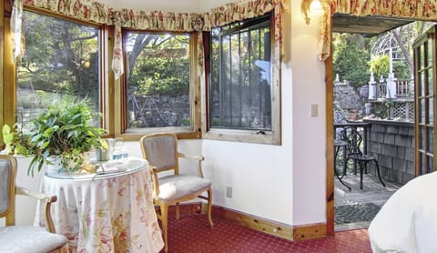 Standard Room, 1 Queen Bed, Accessible | 1 bedroom, hypo-allergenic bedding, pillowtop beds