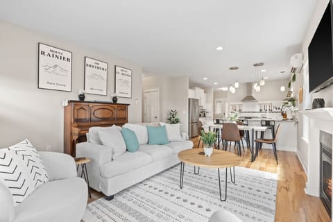 Perfect open area for entertaining!