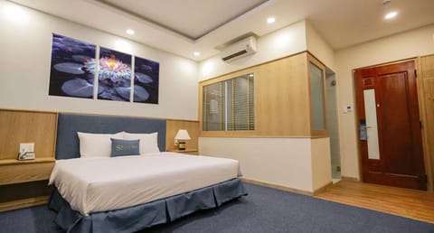 Deluxe Double Room, 1 Double Bed, City View | In-room dining