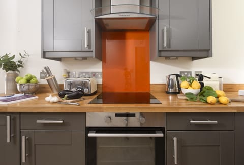 The Old Cornstore, St Agnes. Ground Floor: Complete with an electric oven and hob, microwave, fridge/freezer, coffee machine and washing machine